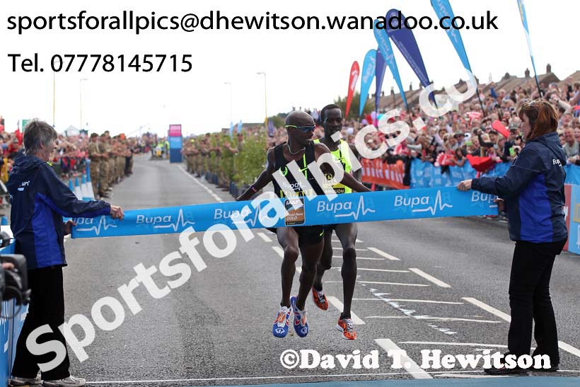 Mo Farah wins the mens 2014 BUPA Great North Run. Photo: David T. Hewitson/Sports for All Pics